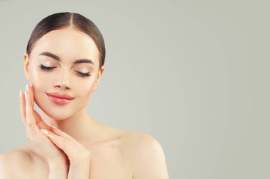 Berrak tenli güzel genç mükemmel kadın portresi. 