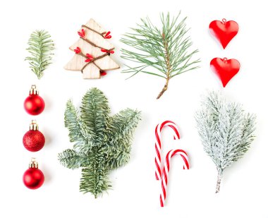 Xmas ağacı, cam süsler ve yeşil köknar dalı beyaz izole 