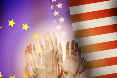 İnsanlar el kaldırarak ve arka planda Abd ve Ue bayrak. 