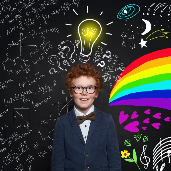 Niño divertido inteligente con gafas y traje azul en el fondo — Foto de Stock