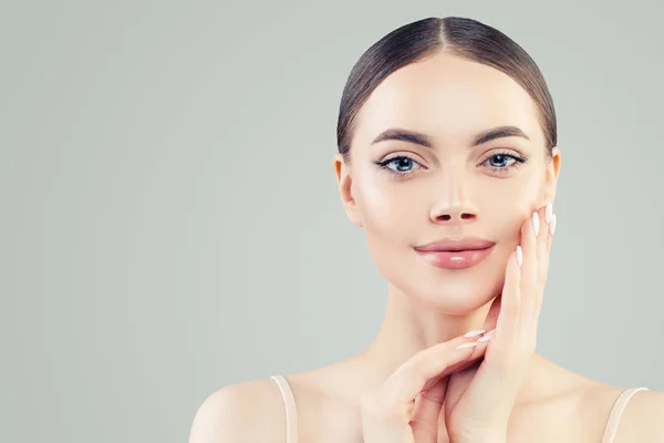 Natuurlijke mooie vrouw met duidelijke huid, vrouwelijk gezicht close-up — Stockfoto