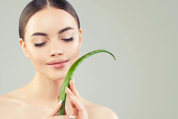 Spa beauty portrait of beautiful young woman with green aloe vera leaf — Stock Photo, Image