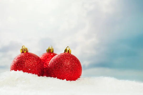 クリスマスの作曲。白い雪の背景に赤いボーブル — ストック写真