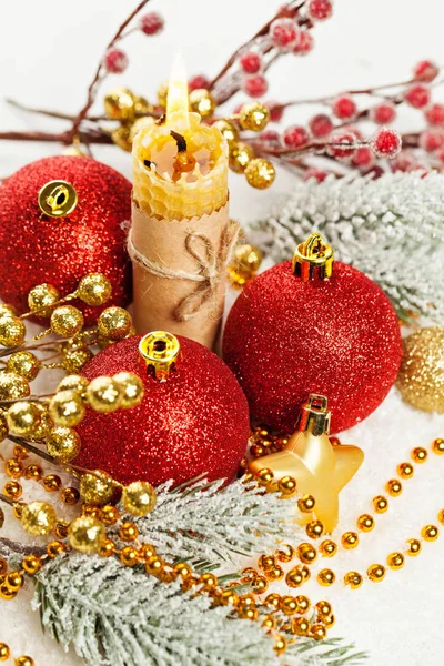 Tarjeta de Navidad con adornos rojos, guirnalda de oro, velas y bayas de acebo — Foto de Stock