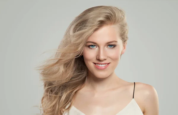 Beautiful woman with perfect blonde hairstyle and clear skin — Stock Photo, Image