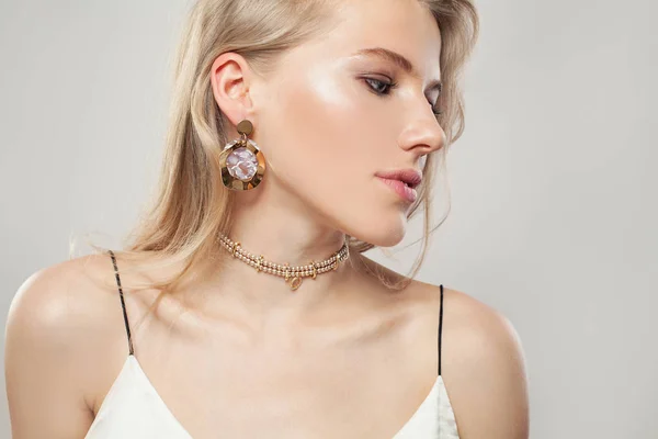 Guld smycken modell. Vacker blond kvinna med gyllene örhängen — Stockfoto