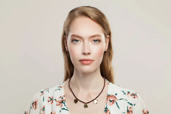 Schmuck Modell Porträt. schöne Frau in Mode Halskette — Stockfoto