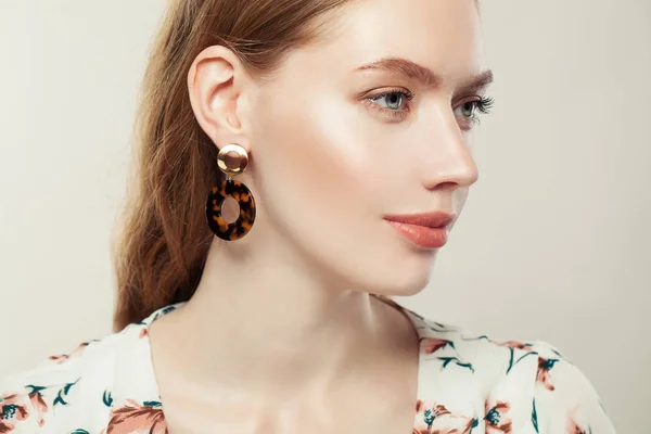 Ékszer nő visel divat arany fülbevaló fehér háttér — Stock Fotó