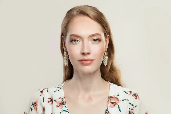 Elegante modelo mujer en pendientes de oro de moda con perlas blancas — Foto de Stock