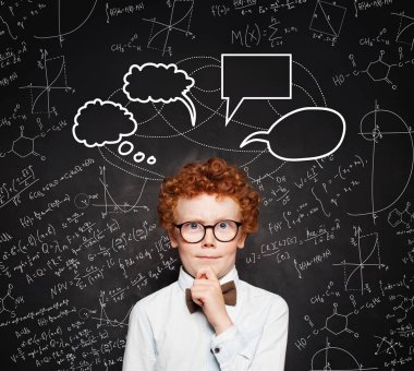 Beyaz gömlek ve tebeşir arka plan üzerinde papyon küçük akıllı çocuk