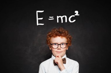 Küçük dahi portresi. Chalkboard üzerinde küçük çocuk çocuk öğrenci 