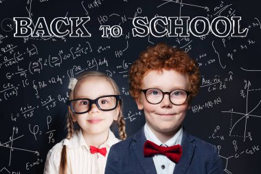 Chalkboard arka planda sınıfta Sevimli çocuklar. 