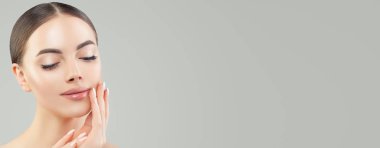 Berrak teni rahatlatıcı, kadın yüzü yakından güzel genç kadın