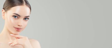 Güzel yüz yakın çekim. Berrak ciltli sağlıklı spa kadını. 