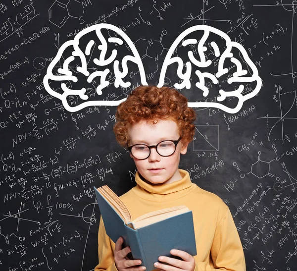 Έξυπνο παιδί φοιτητής φορώντας γυαλιά κρατώντας το βιβλίο — Φωτογραφία Αρχείου