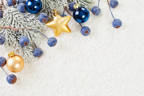 Fondo de Navidad con bayas azules, rama de árbol de Navidad verde — Foto de Stock