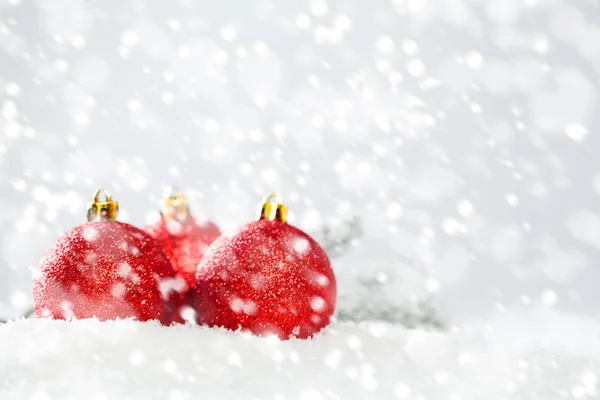 Komposisi Natal dengan perhiasan merah dan salju putih — Stok Foto