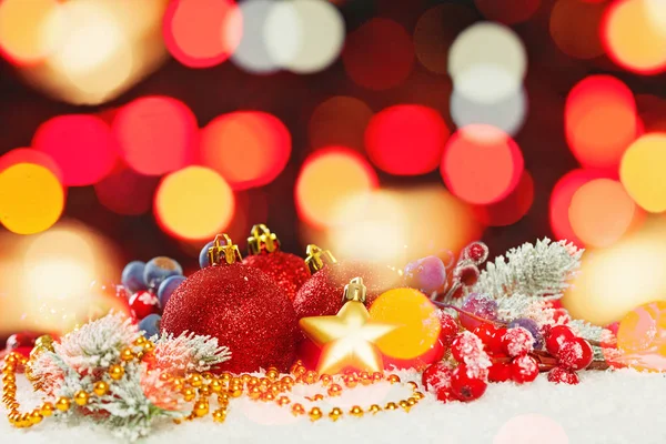 Weihnachten Bokeh Licht Hintergrund mit grünen Weihnachtsbaum Zweig — Stockfoto