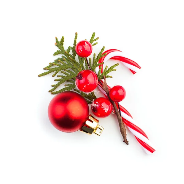 Boules de Noël, sucettes, houx et branches de sapin vert — Photo