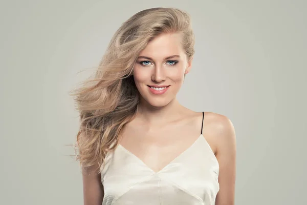 Mulher bonita com maquiagem natural e longo cabelo loiro saudável — Fotografia de Stock