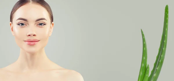 Perfect woman face and and green aloe plant — Stock Photo, Image