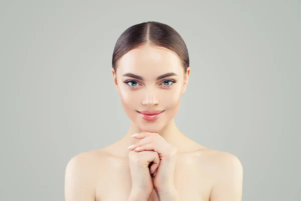 Feliz retrato de mujer del spa. Modelo saludable con piel clara — Foto de Stock