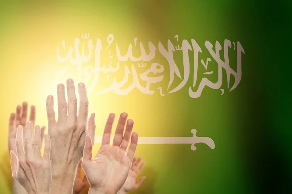 손을 들고 사우디 아라비아를 배경으로 깃발을 들고 있는 사람들. — 스톡 사진