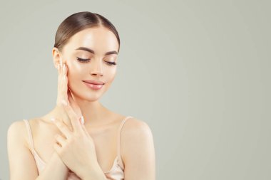 Doğal sağlıklı parlak berrak cilt ile güzel kadın. Skincare 