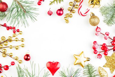 Noel süslemelerinden yapılmış çerçeve. Kırmızı holly çilek