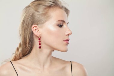 Kadın profili. Kırmızı garnet ile moda altın küpe ile Kulak