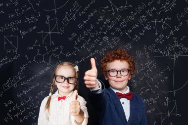 Akıllı çocuk okul öğrencisi gözlük arka planda eğleniyor