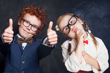Okul üniformalı sevimli mutlu çocukların portresi. Küçük oğlan ve kız
