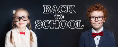 Mutlu çocuklar akıllı kız ve erkek öğrenciler sınıfta