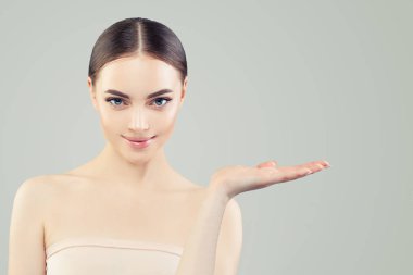 Açık elinde boş kopya alanı ile Pretty genç kadın