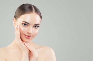 Berrak tenli neşeli genç kadın. Skincare
