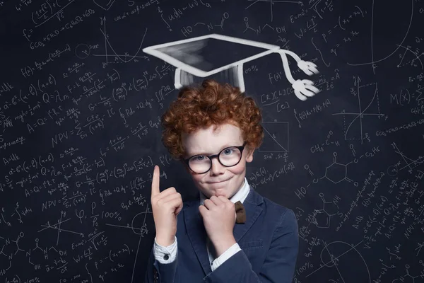 Estudante criança bem sucedida inteligente passou nos exames — Fotografia de Stock