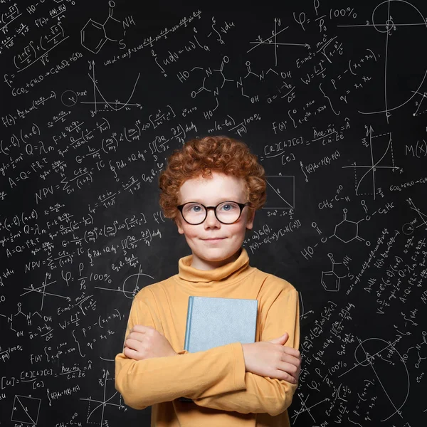 과학 배경에 빨간 생강 머리와 영리한 학교 소년의 초상화입니다. 과학 개념 알아보기 — 스톡 사진