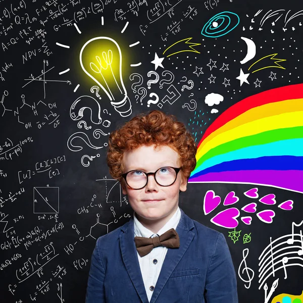 学校の黒板に子供とアイデア電球 — ストック写真