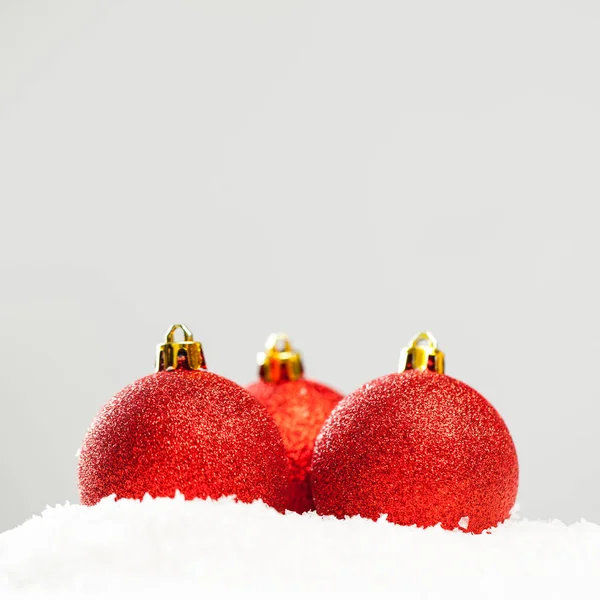 白い雪の背景にクリスマスの装飾ガラスボール. — ストック写真