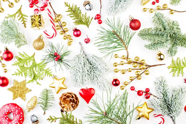 Yeşil kış köknar dalı ile renkli parlak Noel kompozisyon