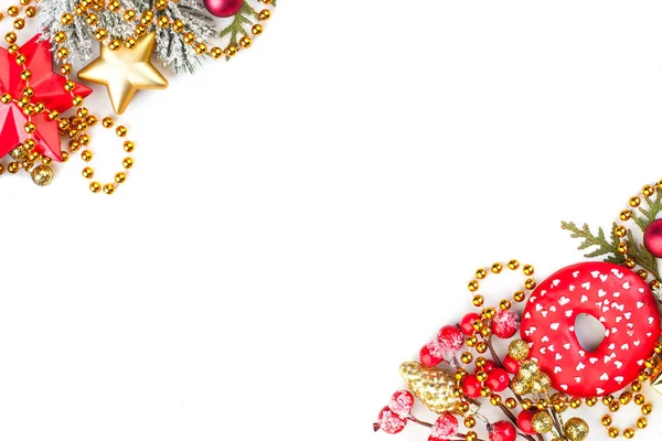 Beyaz arka plan üzerinde Noel dekor köşesi