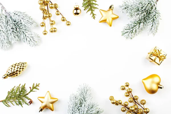 흰색 배경에 금과 녹색 크리스마스 장식. — 스톡 사진