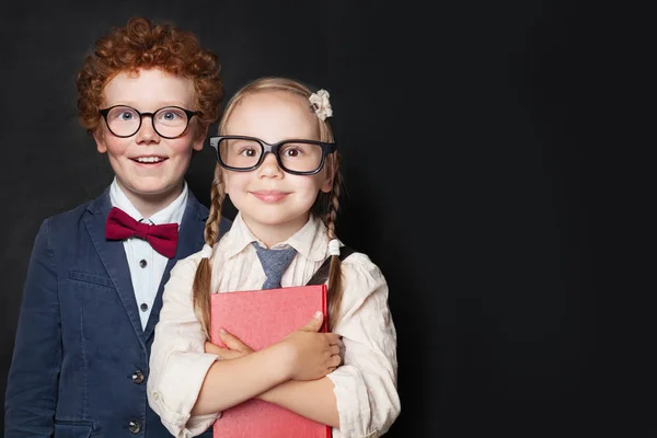 Roztomilá děcka na portrétu ve školní uniformě — Stock fotografie