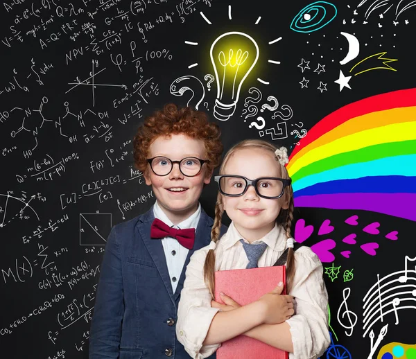 Tormenta de ideas, concepto de ideas y creatividad. Niños inteligentes felices — Foto de Stock