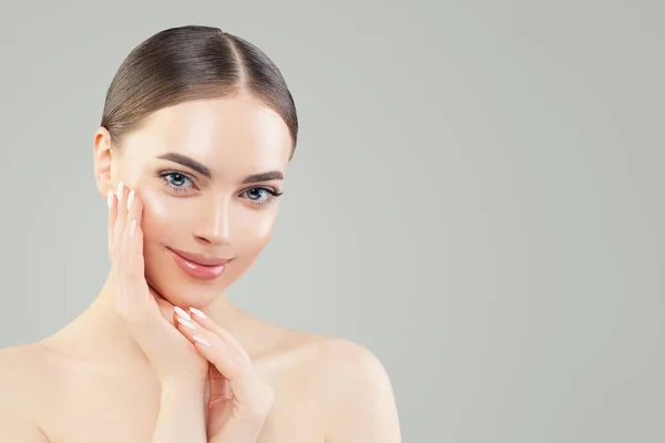 Berrak tenli neşeli genç kadın. Skincare — Stok fotoğraf