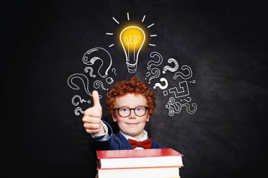 Mutlu eğitim ve yaratıcılık kavramı. Gözlüklü gülümseyen çocuk 