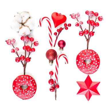 Beyaz arka plan üzerinde parlak Noel süsleri