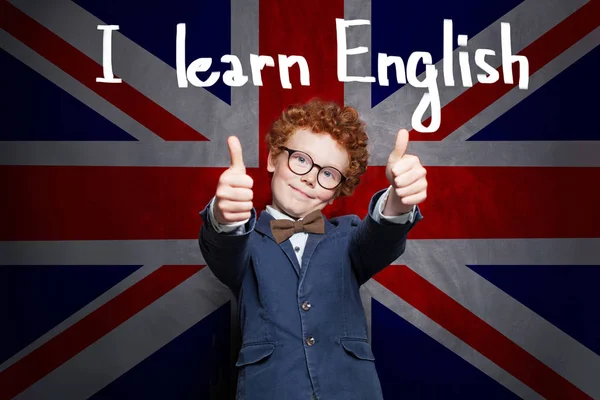 행복 똑똑한 성공적인 아이 소년은 영어 시험에 대한 준비가되어 있습니다. — 스톡 사진