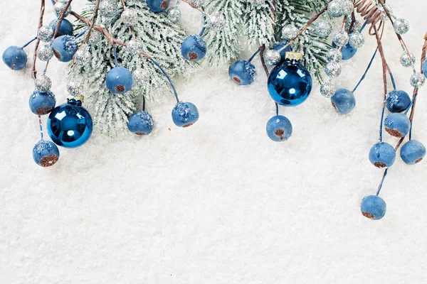 Fondo de Navidad con ramita de árbol de Navidad verde y decoración de Año Nuevo — Foto de Stock