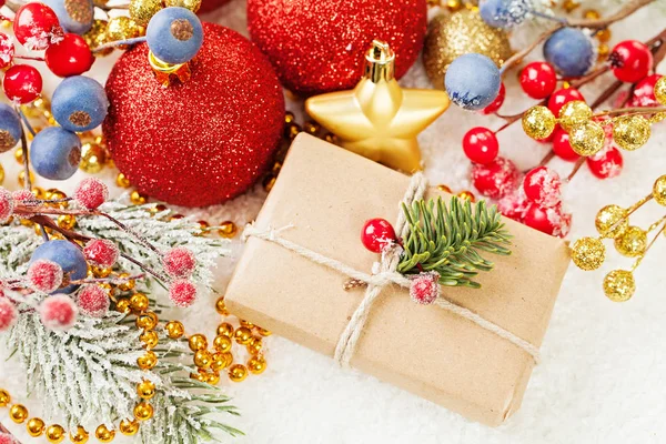 Leuchtende Weihnachtskarte. Weihnachtskomposition mit handgemachter Geschenkschachtel — Stockfoto